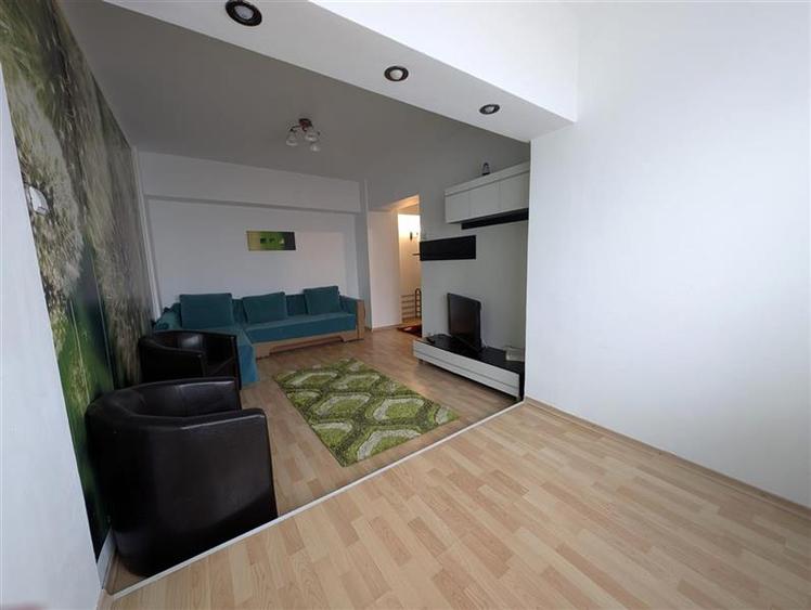 Apartament cu 3 camere semidecomandat în Ultracentral