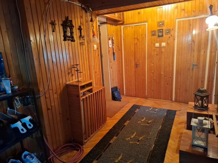 Apartament cu 3 camere semidecomandat, mobilat în Nădlac