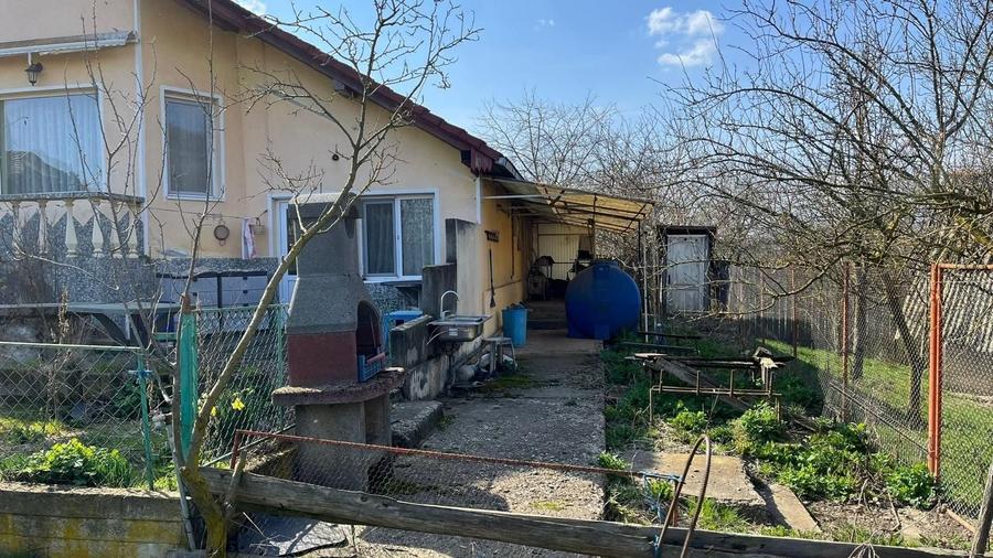 Casă cu 4 camere în Exterior Vest