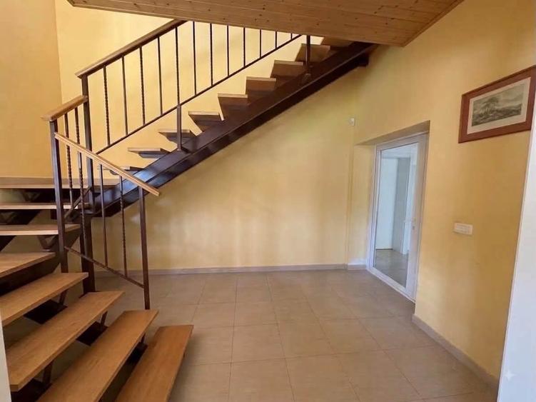 Casă individuală cu 5 camere cu Canalizare în Ronaț