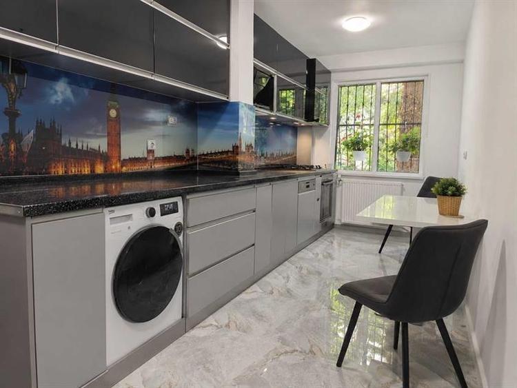 Apartament cu 5 camere decomandat în Titan