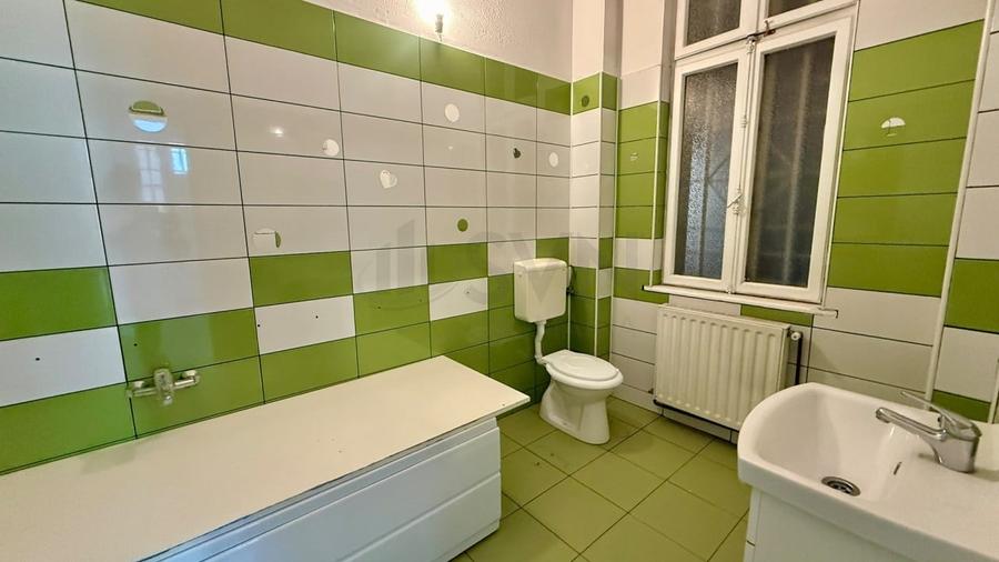 Casă individuală cu 10 camere cu Teren 387 Mp în P-ța Muncii