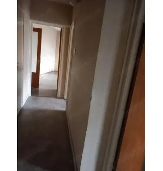 Apartament cu 3 camere semidecomandat în Tineretului
