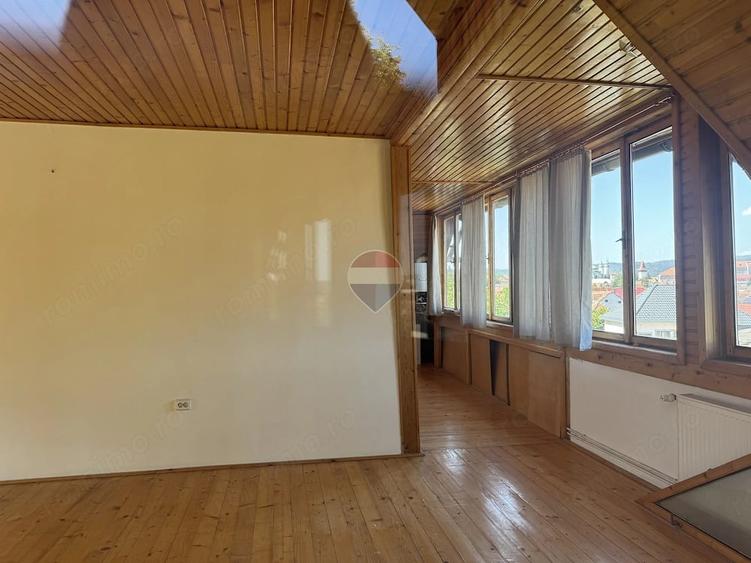 Casă cu 6 camere cu Teren 500 Mp în Est