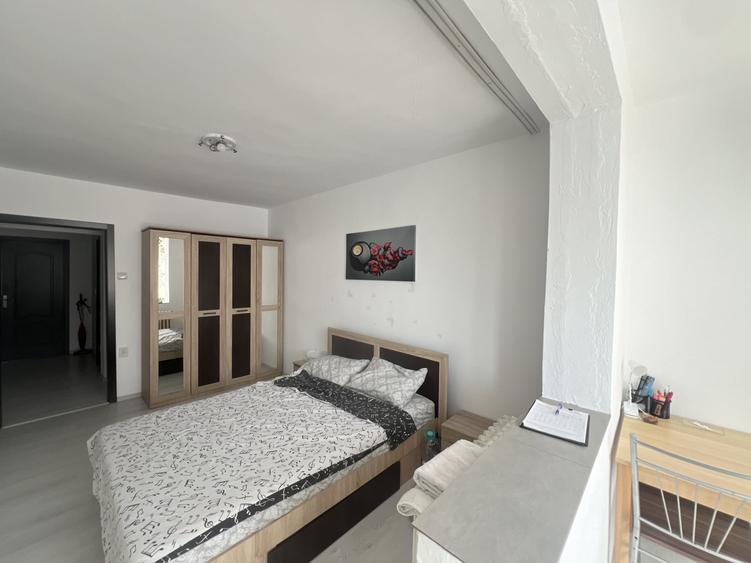 Apartament cu 3 camere semidecomandat, mobilat în Girocului