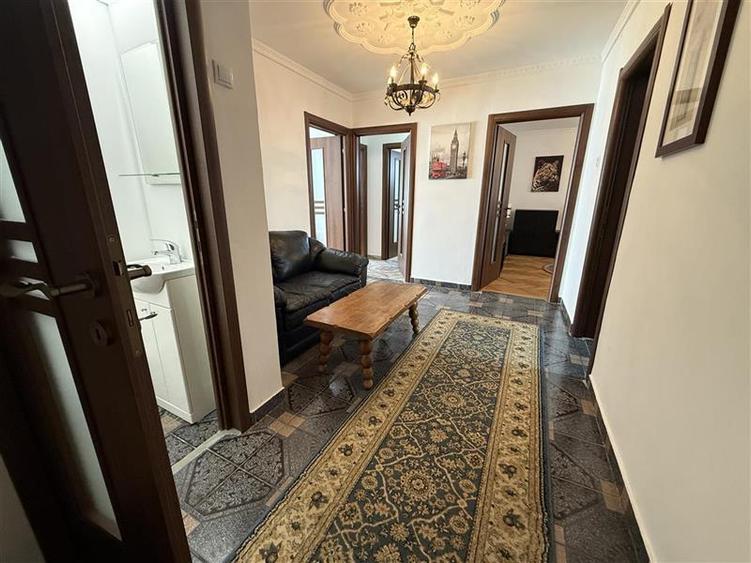 Apartament cu 3 camere decomandat în Central