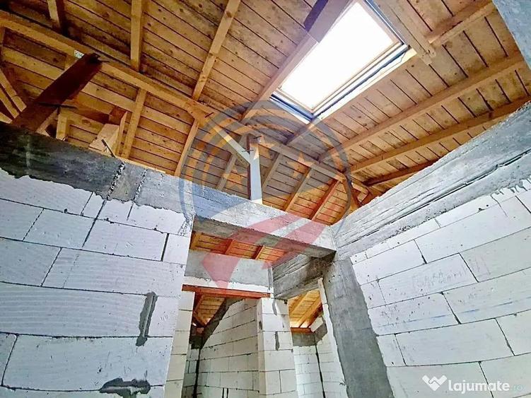 Casă cu 7 camere cu Teren 500 Mp în Central