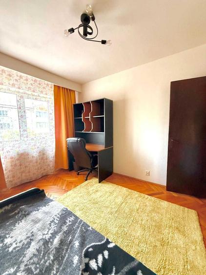 Apartament cu 3 camere decomandat în Girocului