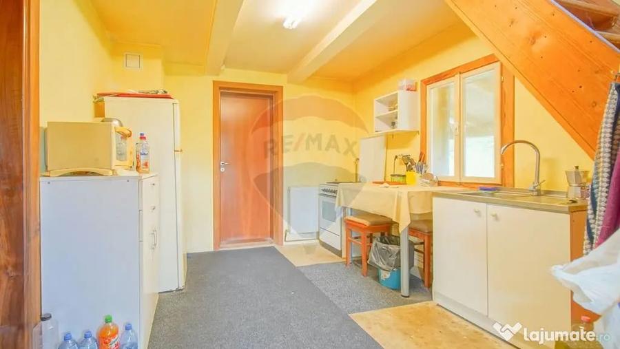 Casă cu 3 camere cu Teren 8100 Mp în Ucea