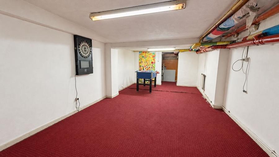 Casă individuală cu 8 camere cu Canalizare în Domenii