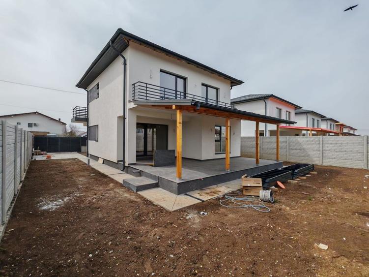 Casă individuală cu 5 camere cu Canalizare în Berceni