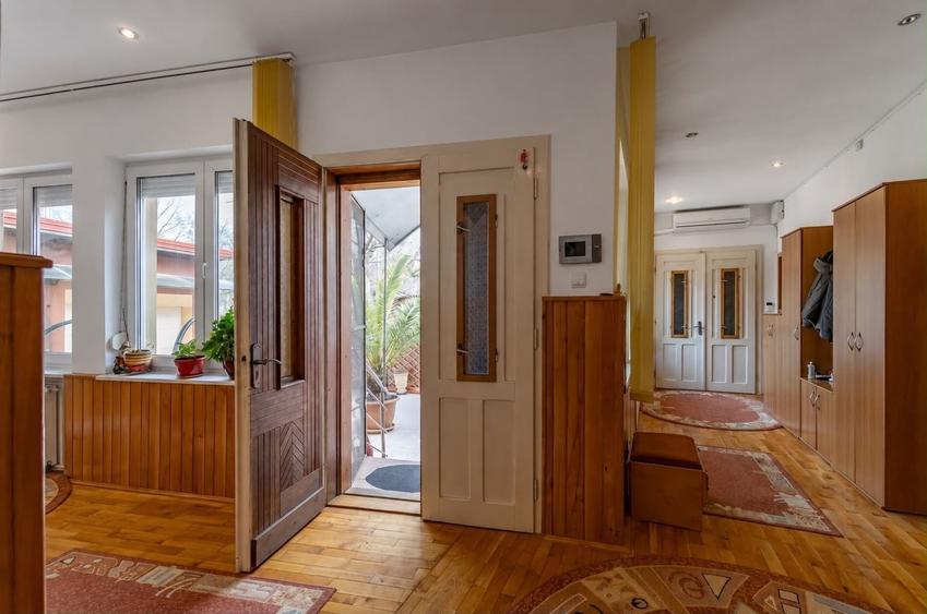 Casă individuală cu 5 camere cu Canalizare în Central