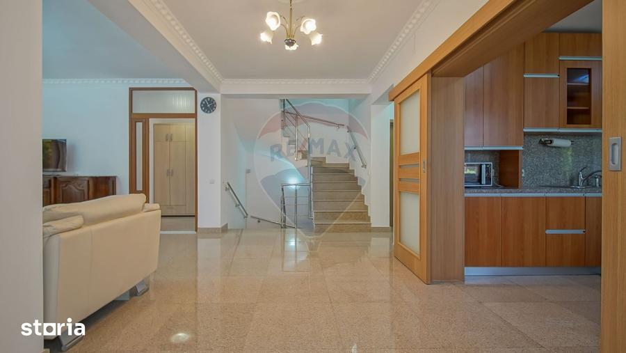 Casă cu 6 camere cu Teren 530 Mp în Dârste