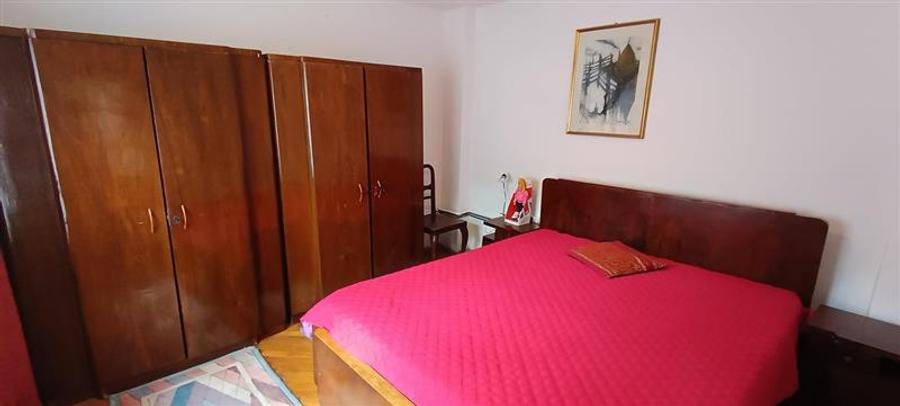Casă individuală cu 8 camere cu Canalizare în Rahova
