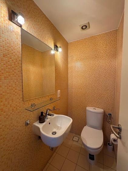 Apartament cu 3 camere semidecomandat în Sisești