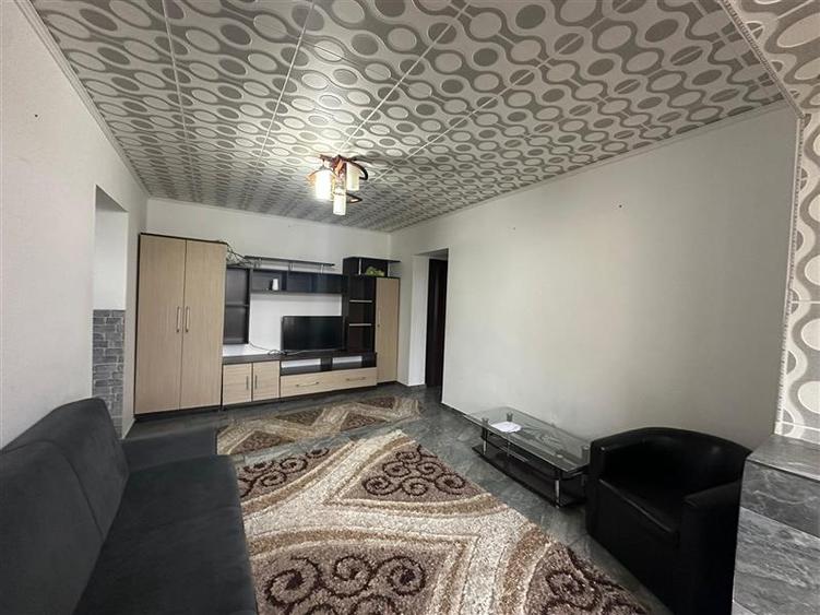 Apartament cu 3 camere semidecomandat, mobilat în Podu Roș