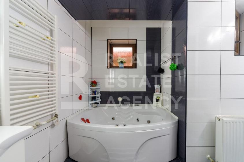 Casă individuală cu 8 camere cu Canalizare în Militari