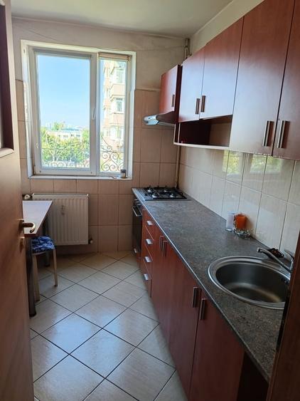 Apartament cu 3 camere semidecomandat în Drumul Taberei