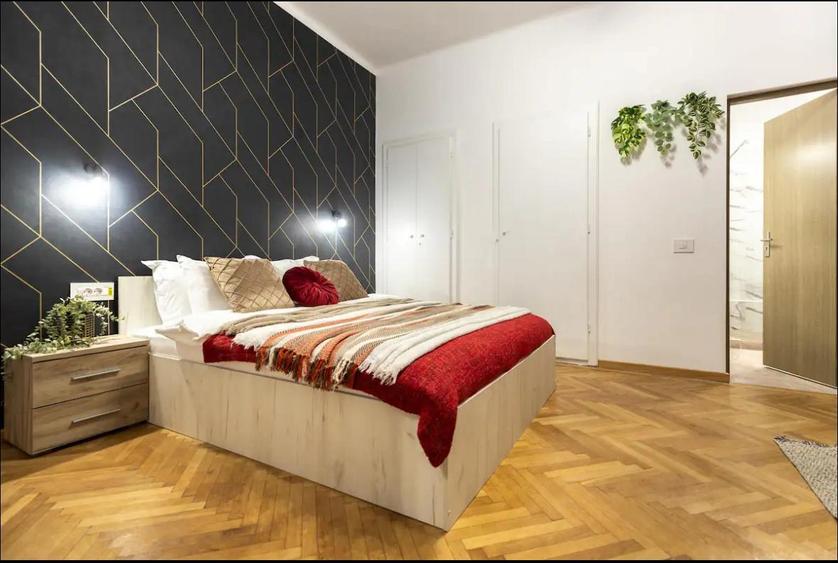 Apartament cu 3 camere semidecomandat în P-ța Romană