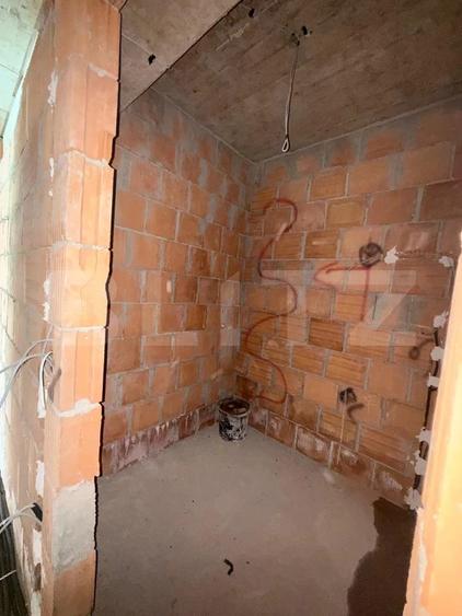 Apartament cu 3 camere decomandat în Tractorul