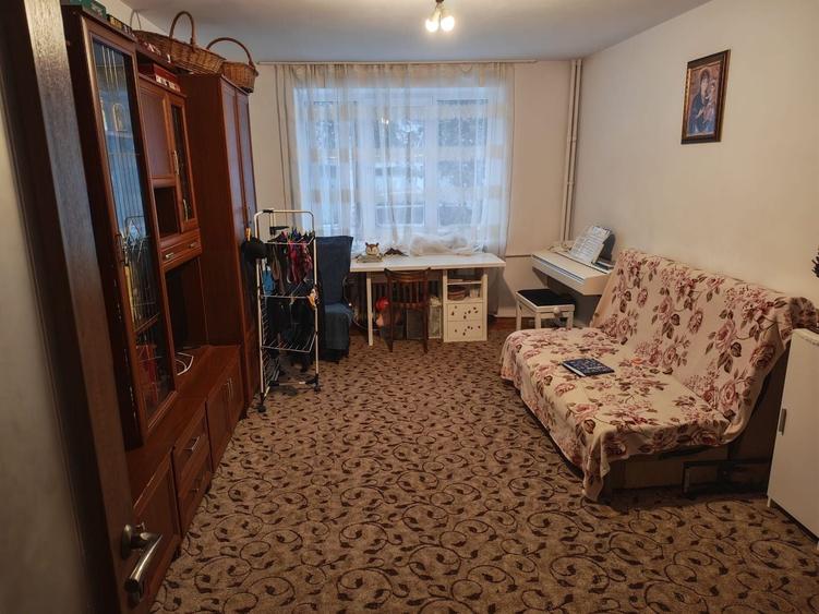 Apartament cu 4 camere semidecomandat, mobilat în Central