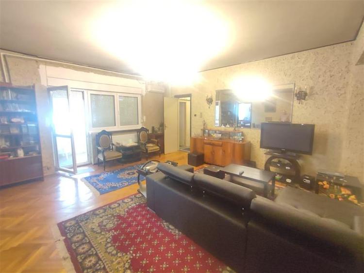 Apartament cu 3 camere semidecomandat în Libertății