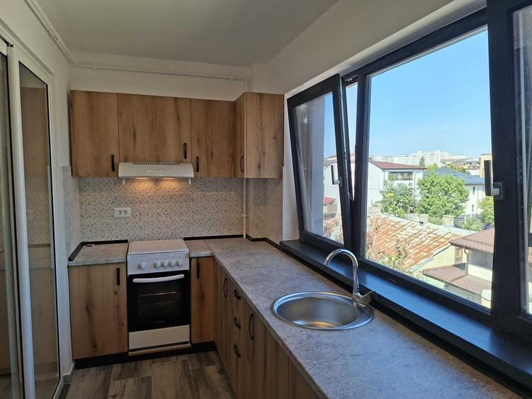 Apartament cu 3 camere semidecomandat în Brâncoveanu