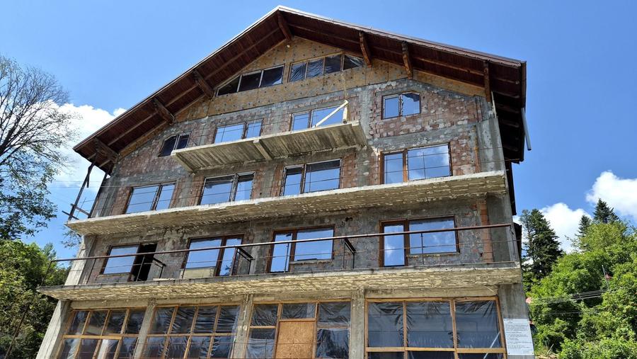 Casă individuală cu 11 camere cu Canalizare în Vest
