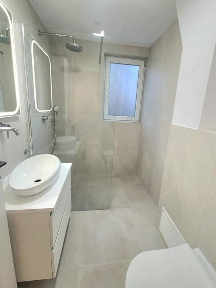 Apartament cu 3 camere decomandat în Cornișa