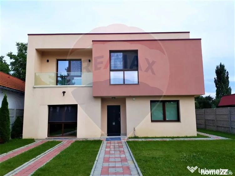 Casă cu 7 camere cu Teren 1071 Mp în Central