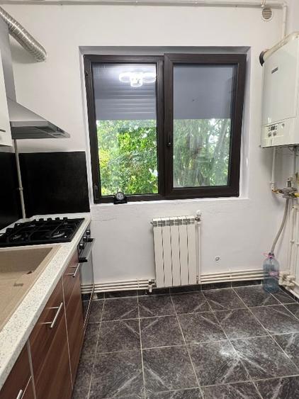 Apartament cu 3 camere semidecomandat, mobilat în Central