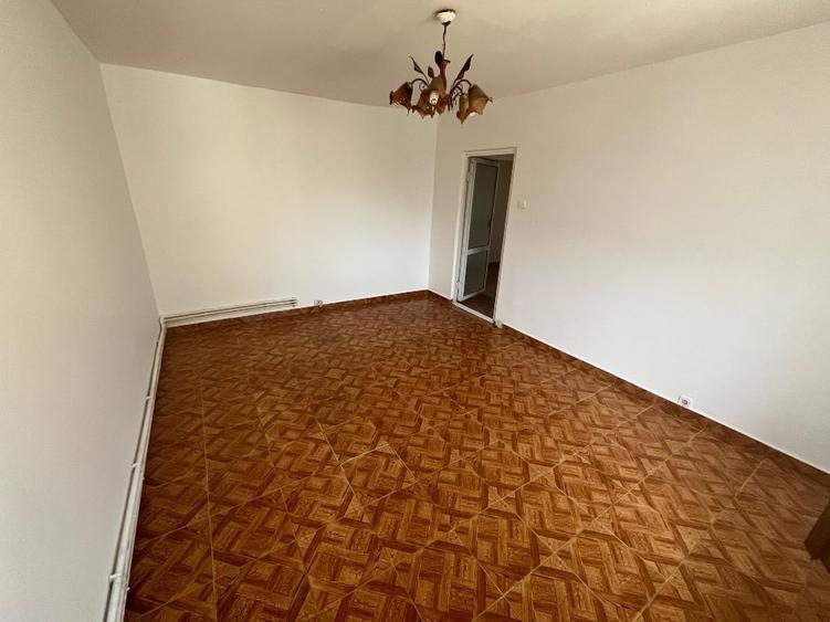 Apartament cu 4 camere decomandat în CET