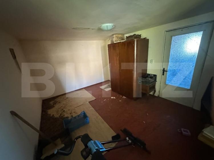 Casă individuală cu 9 camere cu Canalizare în Central