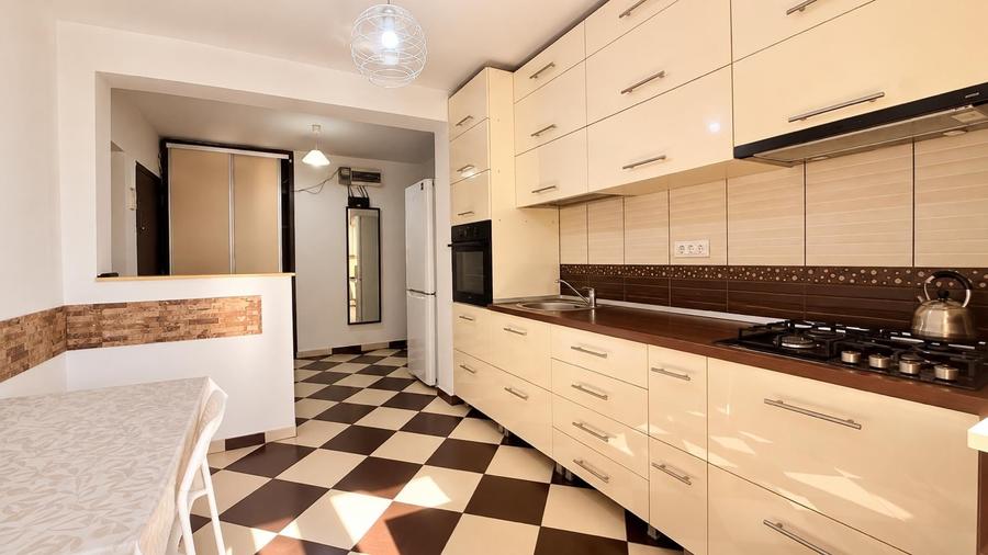 Apartament cu 3 camere semidecomandat, mobilat în Mihai Bravu