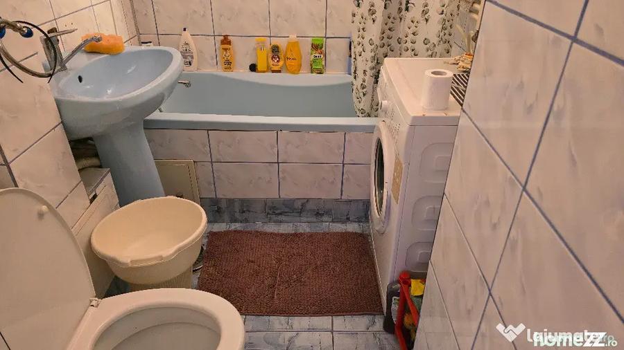 Apartament cu 3 camere semidecomandat în Micro 15