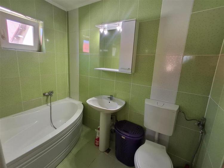 Apartament cu 3 camere semidecomandat în Vasile Aaron