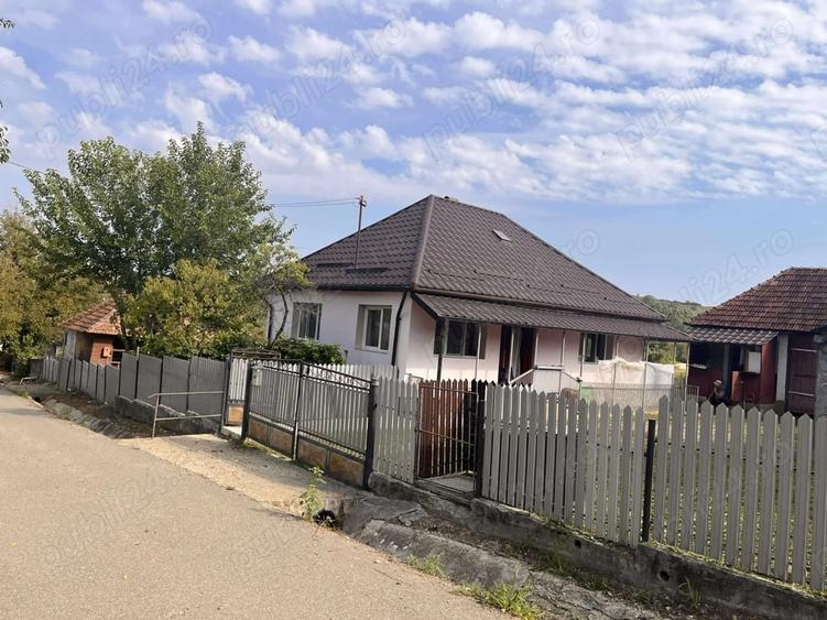 Casă cu 2 camere cu Teren 2200 Mp în Domnin