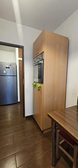 Apartament cu 3 camere semidecomandat, mobilat în Tractorul