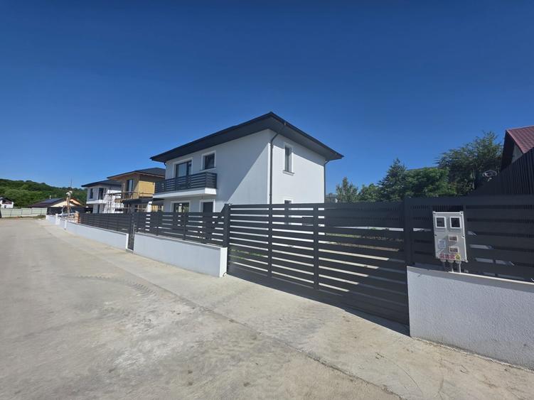 Casă individuală cu 4 camere cu Canalizare în Balciu