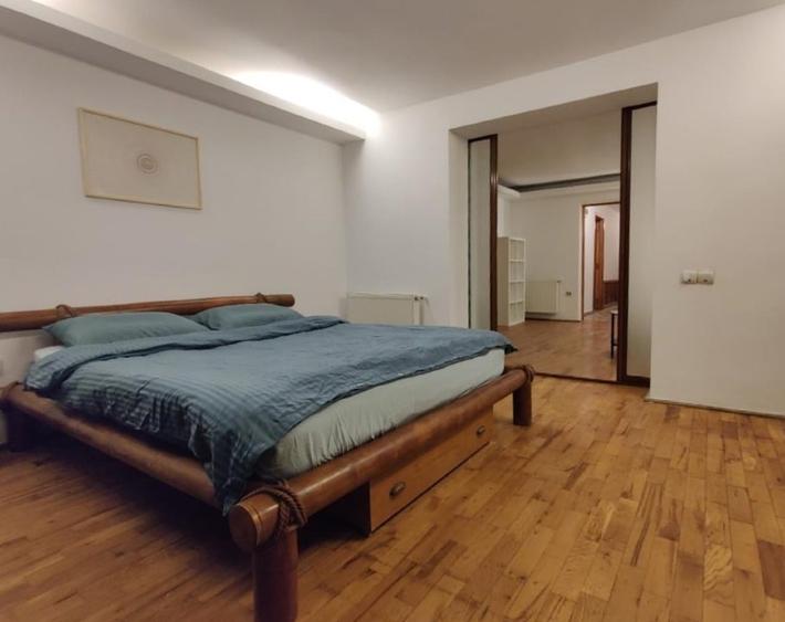 Apartament cu 3 camere semidecomandat, mobilat în Dacia