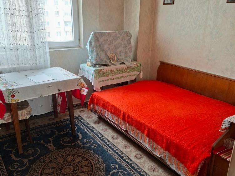 Apartament cu 4 camere decomandat în Drumul Taberei