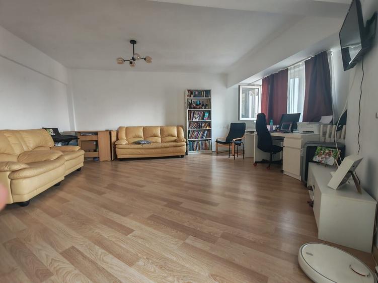 Apartament cu 3 camere decomandat în Universitate