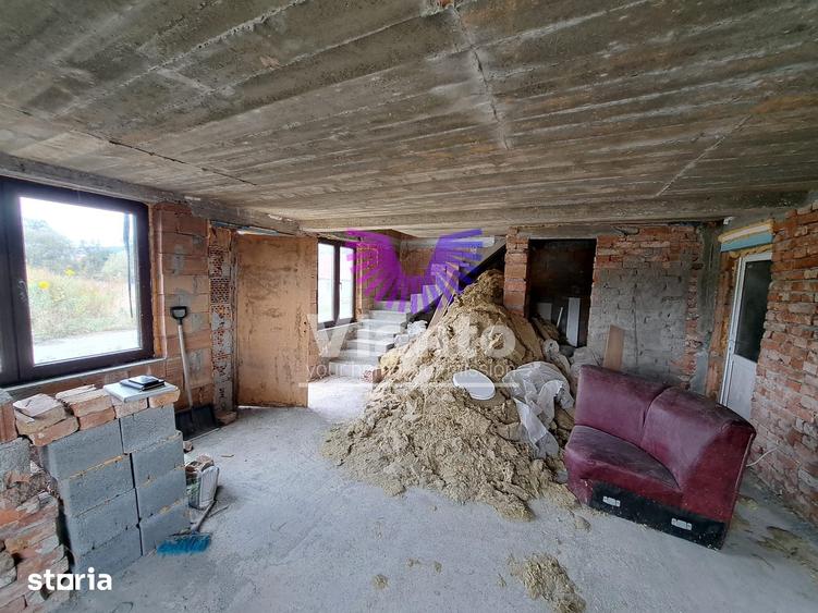 Casă cu 5 camere cu Teren 825 Mp în Roșia