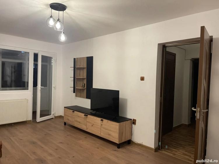 Apartament cu 3 camere decomandat în Micro 6