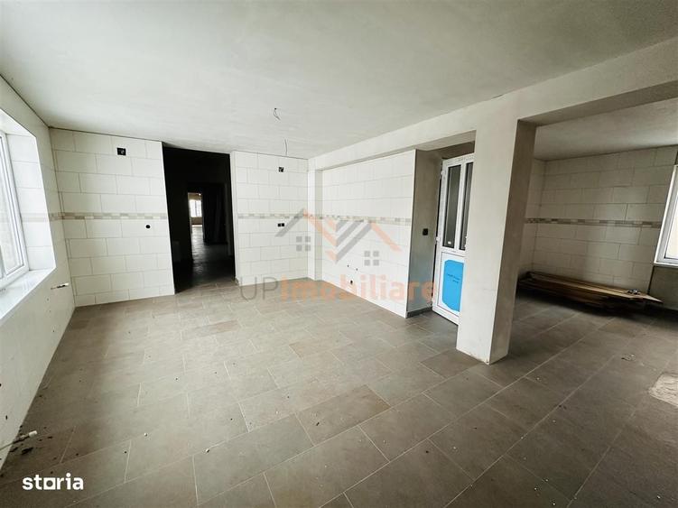 Spațiu comercial, de 955 mp, în Izlaz
