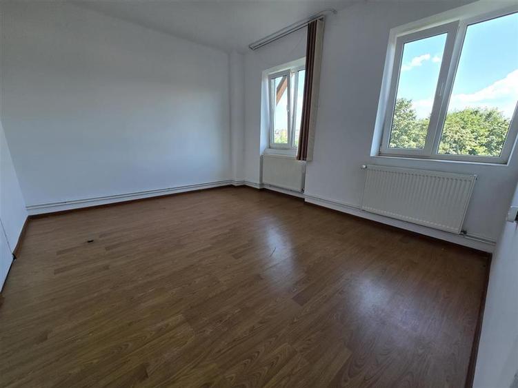 Apartament cu 2 camere semidecomandat, mobilat în Hărmanului