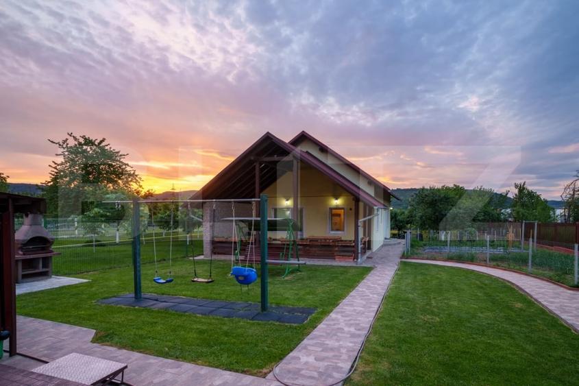 Casă individuală cu 8 camere cu Canalizare în Mintia