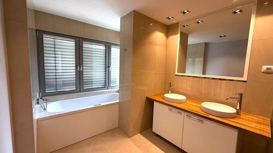 Apartament cu 4 camere, mobilat în Băneasa