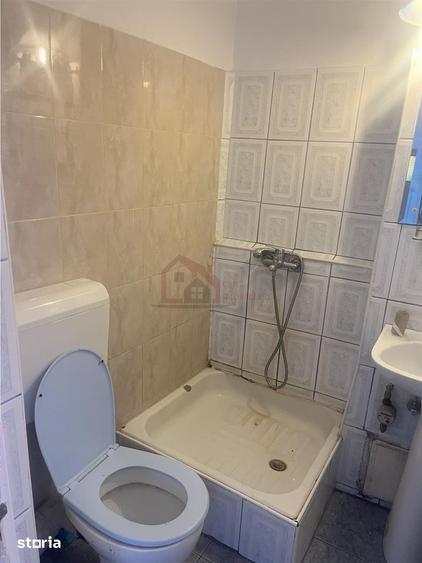 Apartament cu 4 camere decomandat în Tei