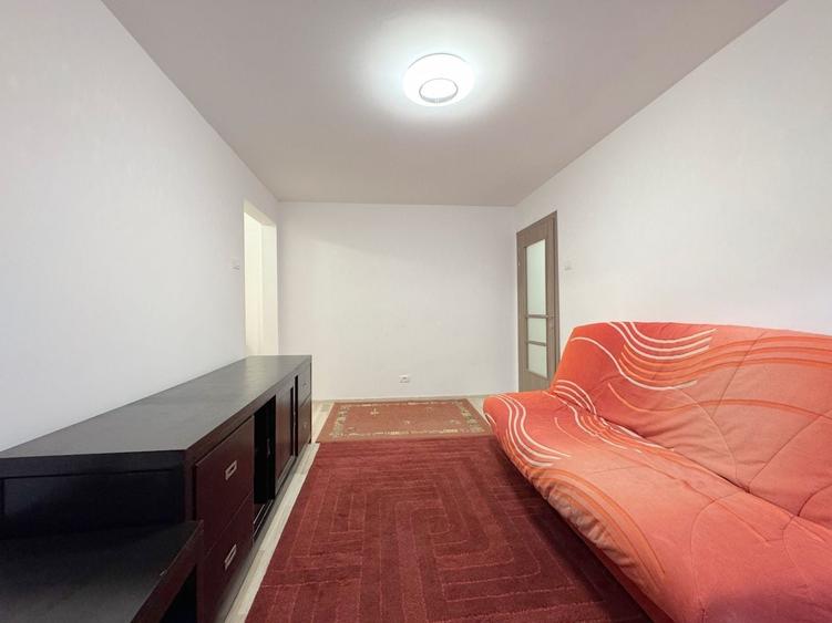 Apartament cu 3 camere semidecomandat, mobilat în Dacia
